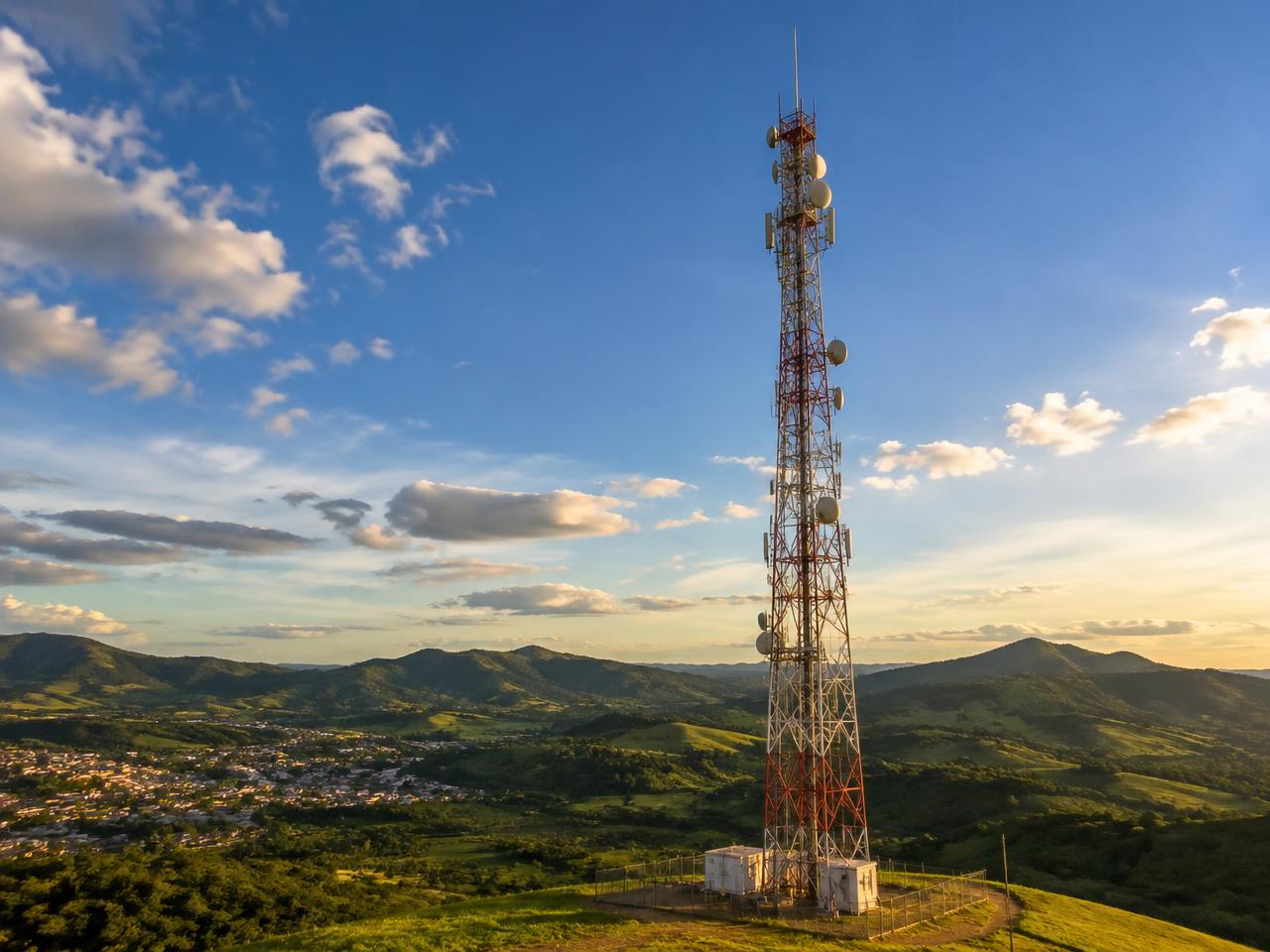 Torre de transmissão de internet via rádio em área rural